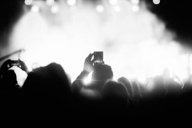 Konserde kalabalık - Parlak renkli sahne ışıkları önünde tezahürat yapan kalabalık
