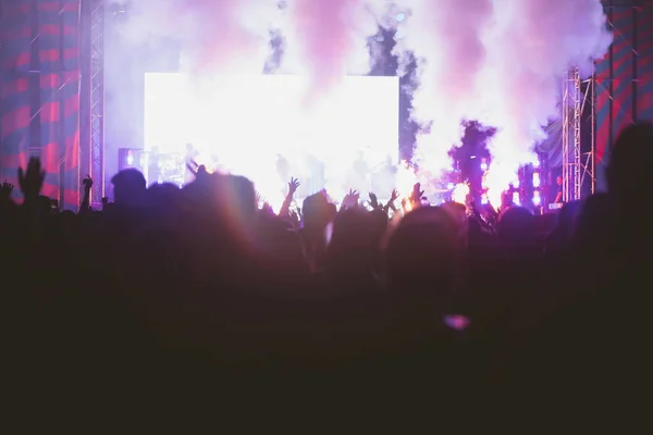 Tłum Koncercie Dopingujący Tłum Przed Jasnymi Kolorowymi Światłami Sceny — Zdjęcie stockowe