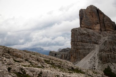 Adam Forcella Nuvolau yakınlarında Cinque Torri 'ye gidiyor. Nuvolau, Dolomites Alpleri, İtalya