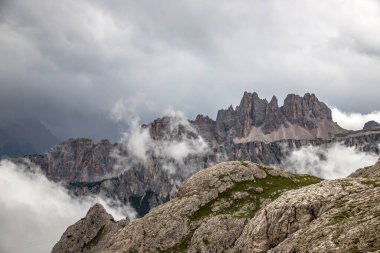 Croda da da Lago dağ zincirinin etkileyici manzarası Cima d 'Ambrizzola tepesi ve Lastoni di Formin dağ kitlesi Nuvolau sığınağı, Dolomitler, Güney Tirol, İtalya.