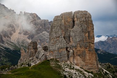 Dolomite Alplerinde Majestic Cinque Torri. Şaşırtıcı doğa manzarası arka planı. 