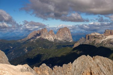 Langkofel grubunun panoramik görüntüsü veya İtalyan Dolomite grubunun Güney Tyrol, İtalya Marmolada 'dan Sassolungo grubu.