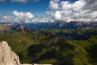 Marmolada Dağı 'ndan Valparella Geçidi' ne ve Le Tofane, La Varella ve Cima Dieci 'nin tepelerine bakın. İtalya 'da Dolomitler.