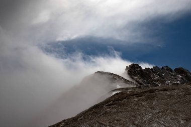 Marmolada dağının kayaları yaz sisinde, Dolomitler, İtalya.