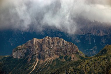 Dolomite Alpleri 'nde fantastik dramatik manzara. İtalya. Harika doğa manzarası..