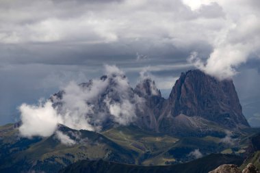 Langkofel grubunun panoramik görüntüsü veya İtalyan Dolomite grubunun Güney Tyrol, İtalya Marmolada 'dan Sassolungo grubu.