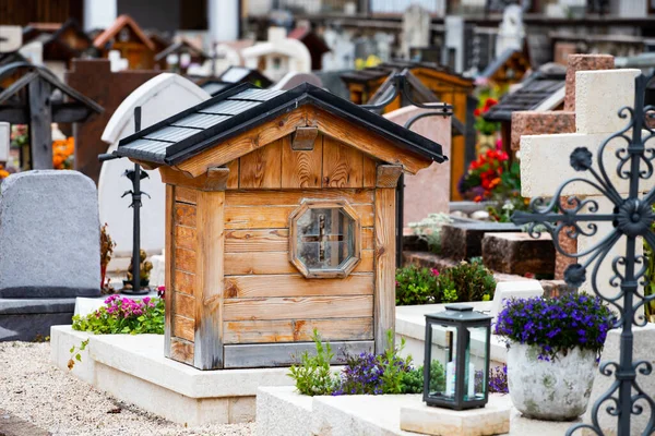 Italiensk Väggkyrkogård Med Gravstenar Och Konstgjorda Blommor Solig Sommardag Dolomiterna — Stockfoto