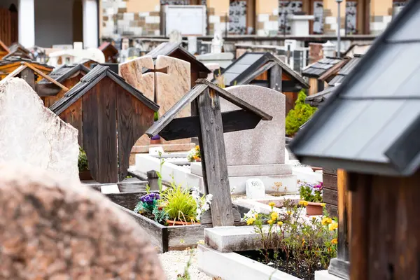 Italský Nástěnný Hřbitov Náhrobky Umělými Květy Slunečného Letního Dne Dolomitech — Stock fotografie