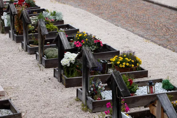 Italienischer Mauerfriedhof Mit Grabsteinen Und Künstlichen Blumen Einem Sonnigen Sommertag — Stockfoto