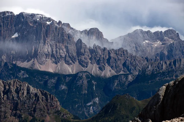 Dolomite Alpleri 'nde fantastik dramatik manzara. İtalya. Harika doğa manzarası..