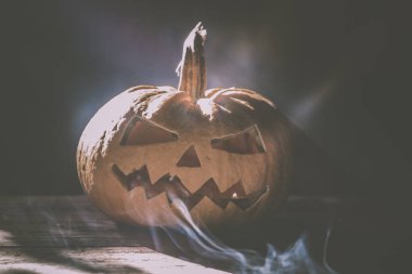 Jack O 'Lantern dumanlı fantezi gecesinde parlıyor. Cadılar Bayramı geçmişi