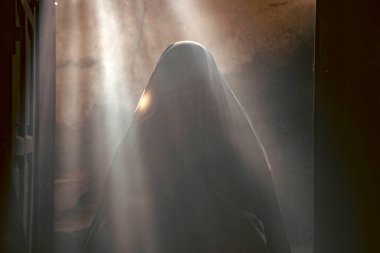 Karanlık bir Cadılar Bayramı gecesinde hayalet figürünün korkunç geçmişi.