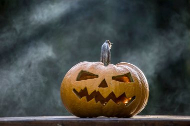 Jack O 'Lantern dumanlı fantezi gecesinde parlıyor. Cadılar Bayramı geçmişi