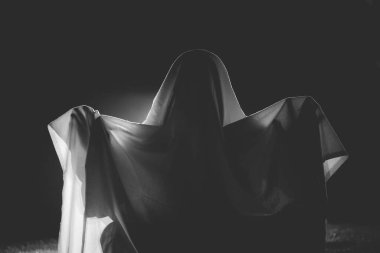 Karanlık bir Cadılar Bayramı gecesinde hayalet figürünün korkunç geçmişi.