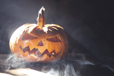 Jack O 'Lantern dumanlı fantezi gecesinde parlıyor. Cadılar Bayramı geçmişi