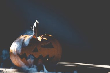 Jack O 'Lantern dumanlı fantezi gecesinde parlıyor. Cadılar Bayramı geçmişi