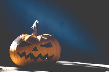 Jack O 'Lantern dumanlı fantezi gecesinde parlıyor. Cadılar Bayramı geçmişi