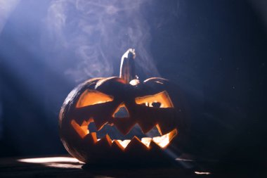 Jack O 'Lantern dumanlı fantezi gecesinde parlıyor. Cadılar Bayramı geçmişi