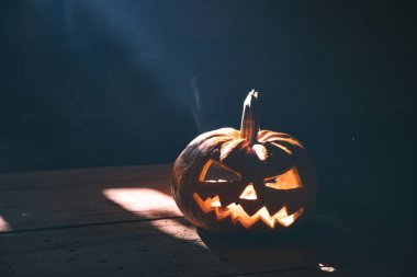 Jack O 'Lantern dumanlı fantezi gecesinde parlıyor. Cadılar Bayramı geçmişi