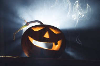 Jack O 'Lantern dumanlı fantezi gecesinde parlıyor. Cadılar Bayramı geçmişi