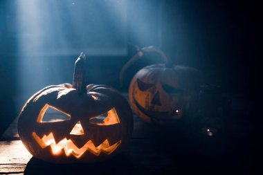 Jack O 'Lantern dumanlı fantezi gecesinde parlıyor. Cadılar Bayramı geçmişi