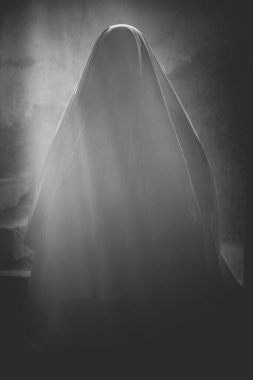 Karanlık bir Cadılar Bayramı gecesinde hayalet figürünün korkunç geçmişi.