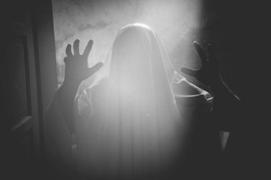 Karanlık bir Cadılar Bayramı gecesinde hayalet figürünün korkunç geçmişi.