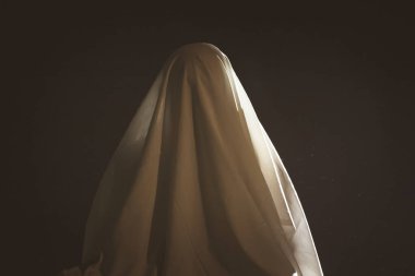 Karanlık bir Cadılar Bayramı gecesinde hayalet figürünün korkunç geçmişi.