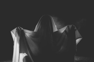 Karanlık bir Cadılar Bayramı gecesinde hayalet figürünün korkunç geçmişi.