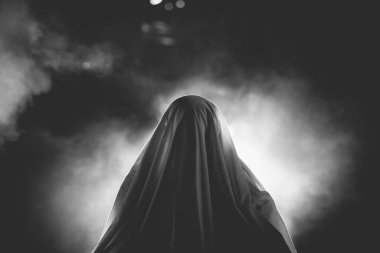 Karanlık bir Cadılar Bayramı gecesinde hayalet figürünün korkunç geçmişi.