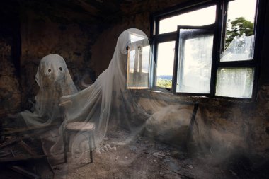 Uçan hayaletli terk edilmiş bir malikane. Koyu kirli grunge ve ürkütücü atmosfer