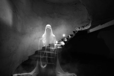 Uçan hayaletli terk edilmiş bir malikane. Koyu kirli grunge ve ürkütücü atmosfer