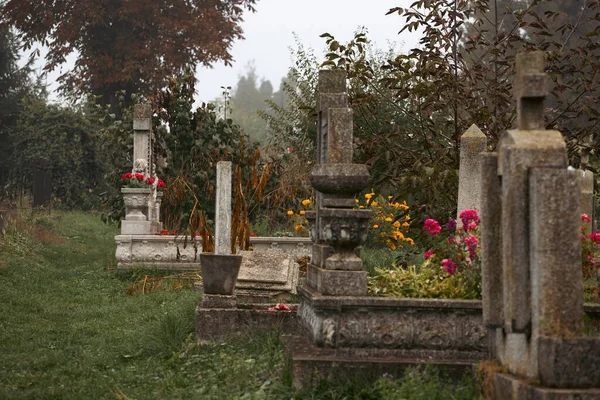 Mglisty Widok Ciemnych Kamiennych Krzyży Nagrobków Opuszczonym Cmentarzu Koncepcja Halloween — Zdjęcie stockowe