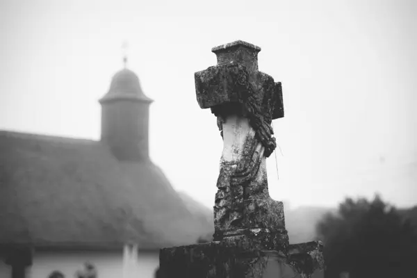 Туманный Вид Темные Каменные Кресты Надгробия Пустынном Кладбище Концепция Хэллоуина — стоковое фото