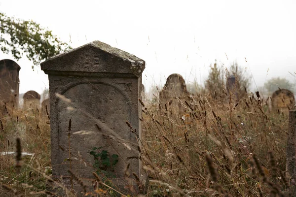 Туманный Вид Темные Каменные Кресты Надгробия Пустынном Кладбище Концепция Хэллоуина — стоковое фото