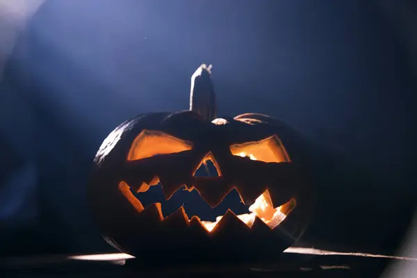 Jack Lantern Brillando Noche Fantasía Ahumada Fondo Halloween —  Fotos de Stock