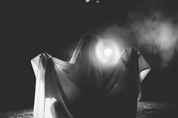 暗いハロウィーンの夜に幽霊の姿のホラーバック — ストック写真