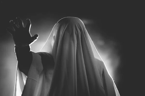 Fondo Horror Una Figura Fantasmal Una Noche Oscura Halloween — Foto de Stock