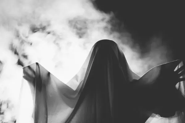 Fundo Horror Uma Figura Fantasmagórica Uma Noite Escura Halloween — Fotografia de Stock