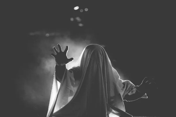 Fond Horreur Une Figure Fantomatique Lors Une Sombre Nuit Halloween — Photo