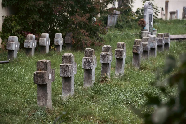 Mistig Uitzicht Donkere Stenen Kruisen Grafstenen Een Verlaten Kerkhof Halloween — Stockfoto