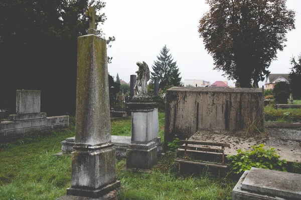 Помилковий Вид Темні Кам Яні Хрести Надгробні Камені Покинутому Кладовищі — стокове фото
