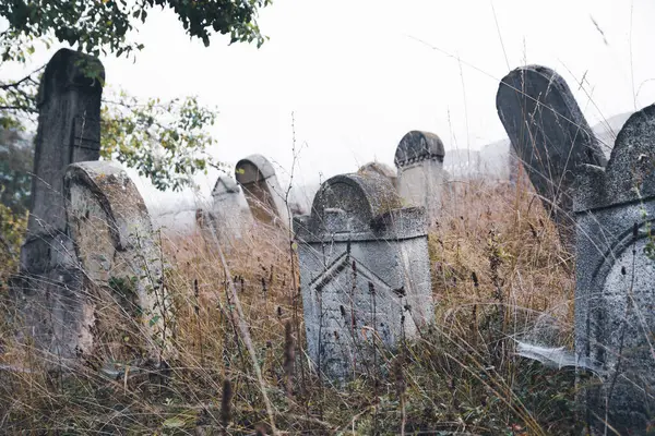 Vista Nebbiosa Croci Pietra Scura Lapidi Cimitero Deserto Concetto Halloween — Foto Stock