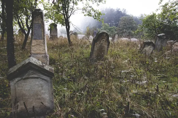 Dunkler Blick Auf Dunkle Steinkreuze Und Grabsteine Einem Verlassenen Friedhof — Stockfoto