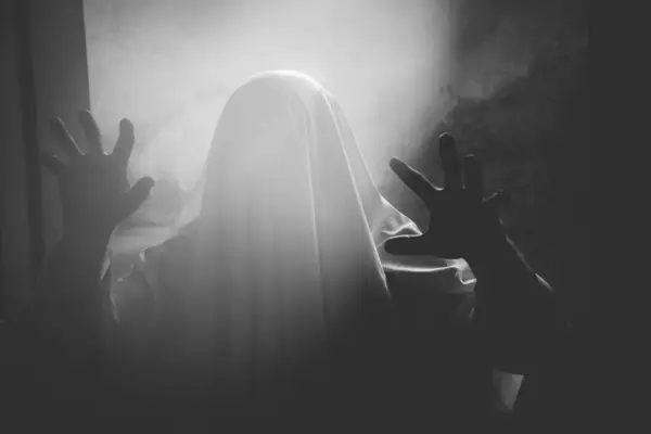 Sfondo Dell Orrore Una Figura Spettrale Una Notte Halloween Buia — Foto Stock