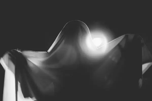 Τρομακτικό Φόντο Μιας Φιγούρας Φάντασμα Μια Σκοτεινή Νύχτα Halloween — Φωτογραφία Αρχείου