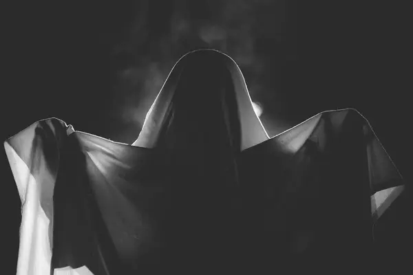 Egy Kísérteties Alak Rémes Háttere Egy Sötét Halloween Éjszakán — Stock Fotó