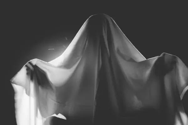 Sfondo Dell Orrore Una Figura Spettrale Una Notte Halloween Buia — Foto Stock