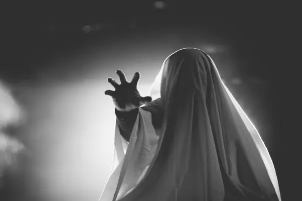 Fundo Horror Uma Figura Fantasmagórica Uma Noite Escura Halloween — Fotografia de Stock