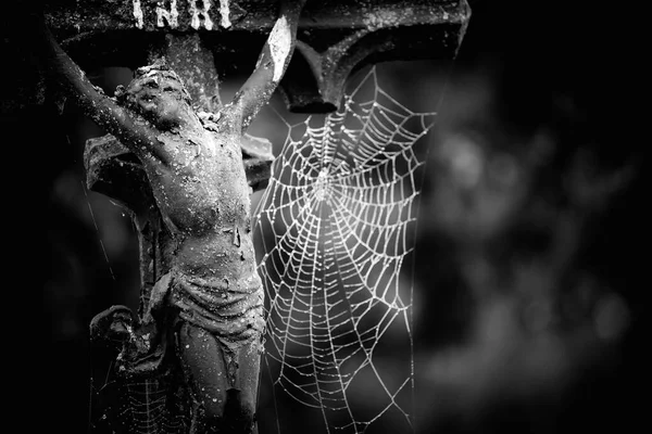 Geheimnisvolle Landschaft Der Halloween Szene Mit Mittelalterlichen Steinkreuzen Und Spinnennetz — Stockfoto